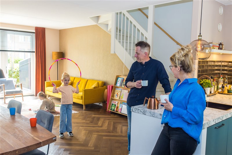 Ouders Kijken Naar Kinderen In Woonkamer GGD Fryslan