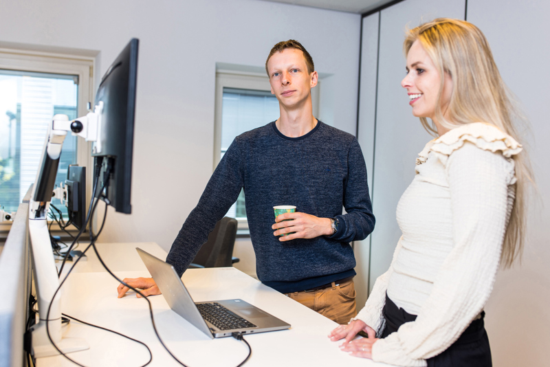 Twee collega's van GGD Fryslan overleggen