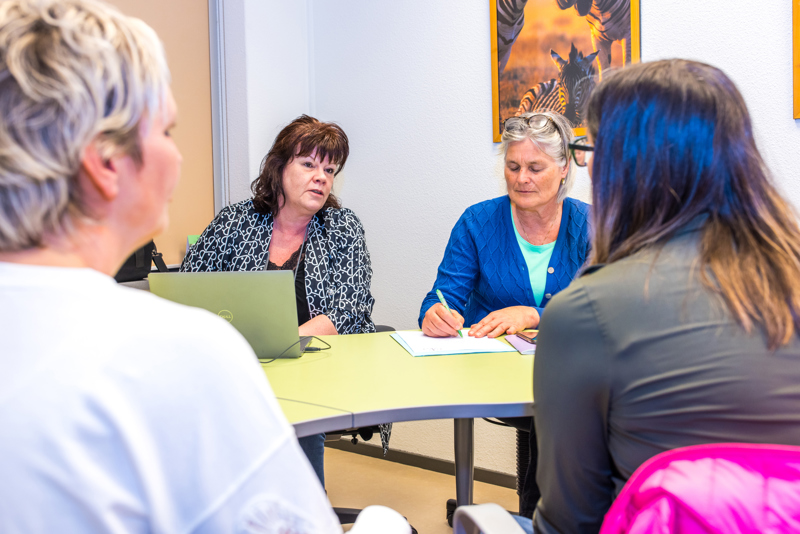 Forensisch artsen in gesprek met slachtoffer